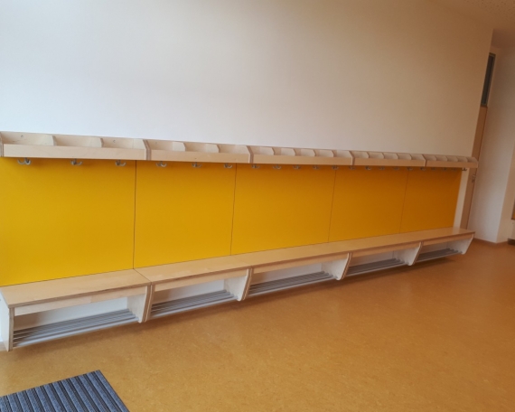 Wandhängende Garderobe im Schulbereich