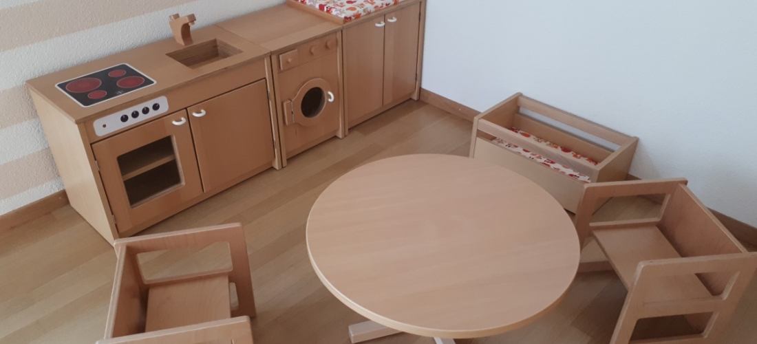 Puppenecke für Kinder mit Tisch, Hocker, Puppenbett, Wickelkommode, Waschmaschine, Spüle und Herd