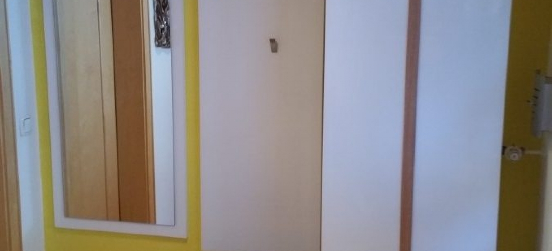 Garderobe mit kleiner Sitzbank