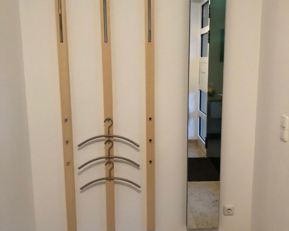 Wandgarderobe mit Esche Massivpfosten. Schlicht, einfach und modern